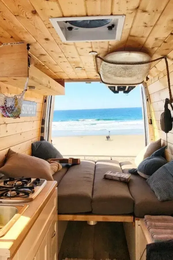 Autocaravana decorada estilo surfer
