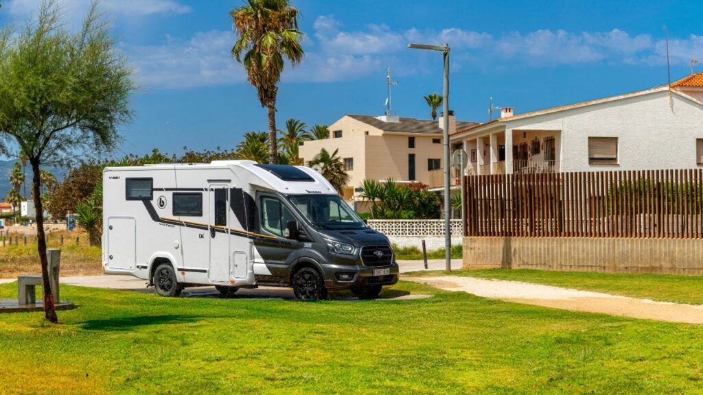 cual es la diferencia entre una autocaravana perfilada y una capuchina