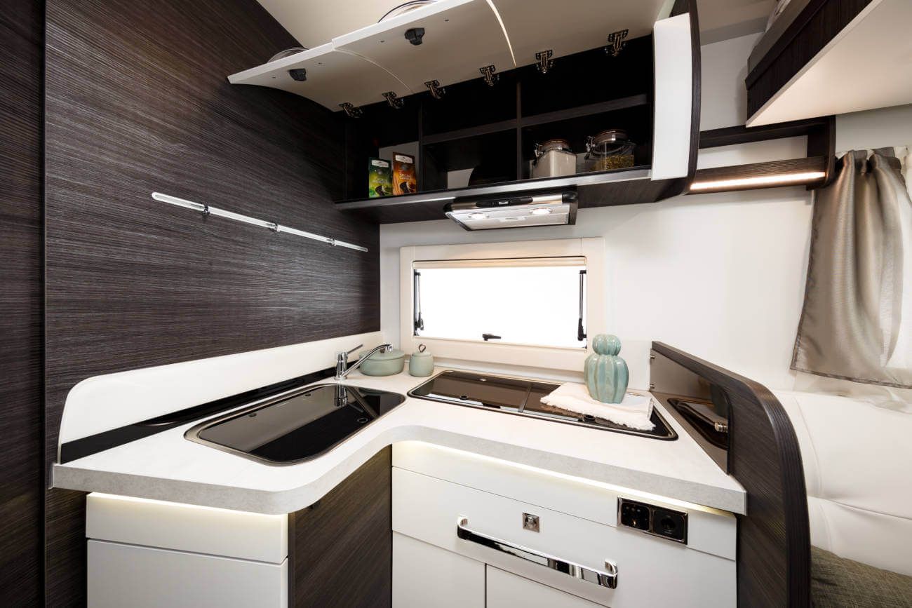 Ideas y Trucos para Organizar la Cocina de tu Autocaravana